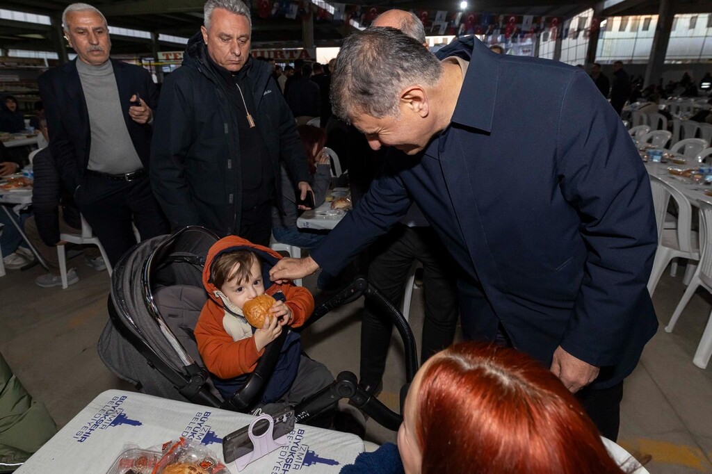 Büyükşehir’in gönül sofrası bu kez Menemen’de kuruldu