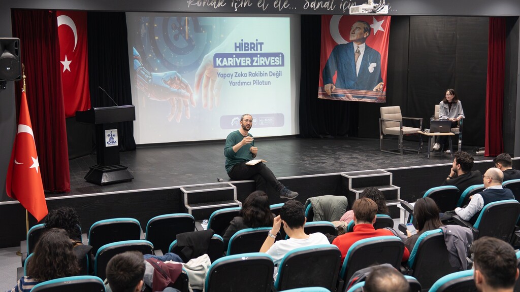 Gençler ‘Hibrit Kariyer Zirvesi’ için Konak’ta bir araya geldi