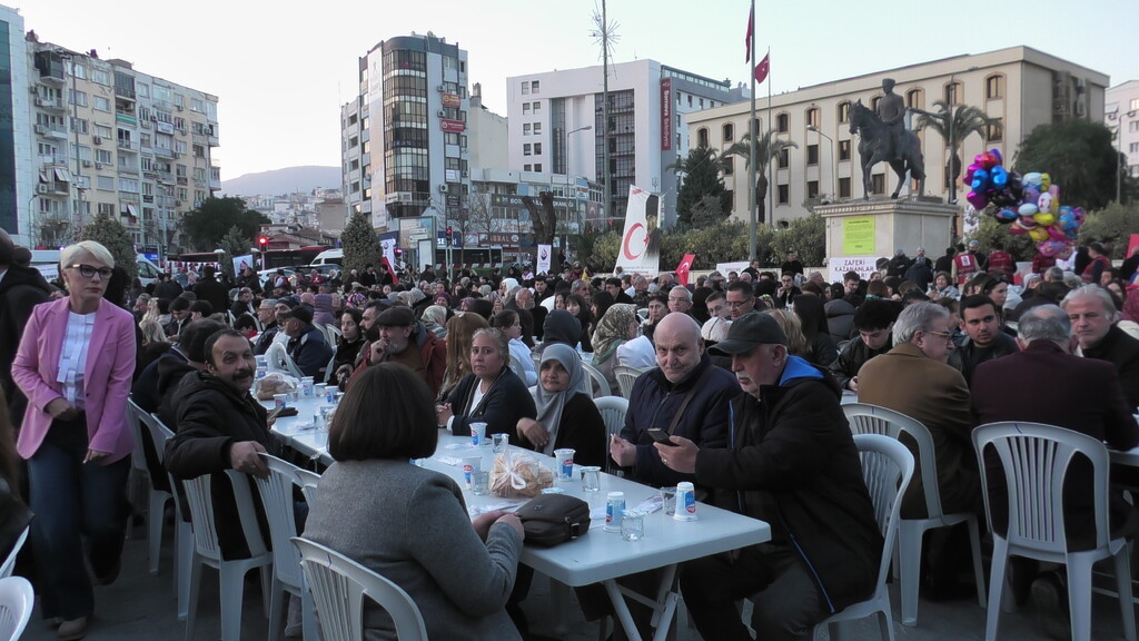Zafer Partisi’nden Bornova’da Dev İftar: “Dip Dalga Geliyor, Sürprize Hazır Olun”