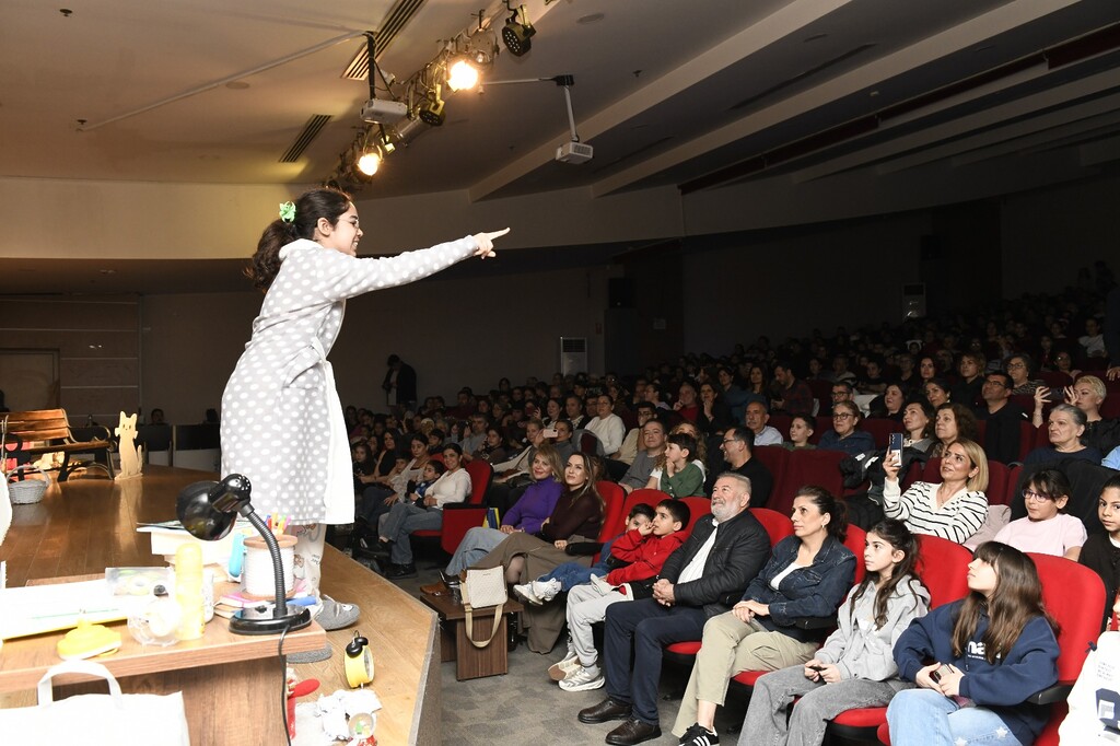 Menemenli oyuncular sahnede yıldızlaştı