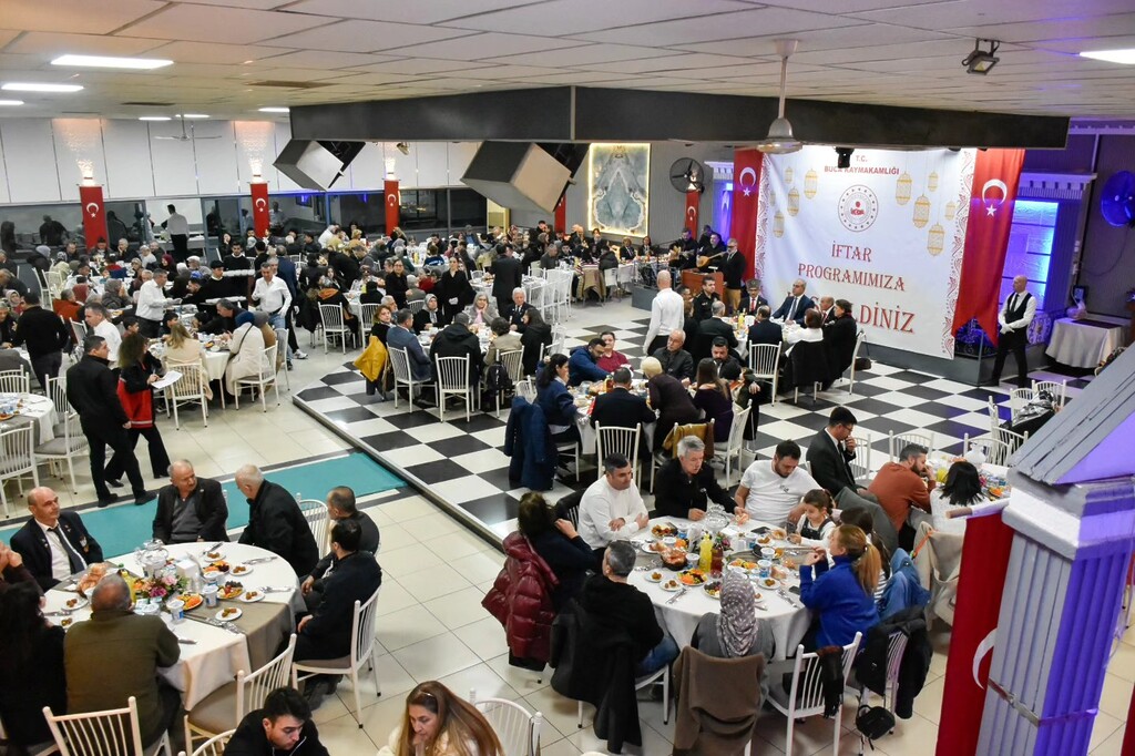 Buca’da Vefa Sofrası: Kaymakam Gürbüz Gaziler ve Aileleriyle İftarda Buluştu