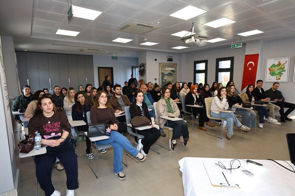 GENÇLER KARİYER YOLCULUĞU İÇİN EFES TARLASI YAŞAM KÖYÜ’NDE BULUŞTU