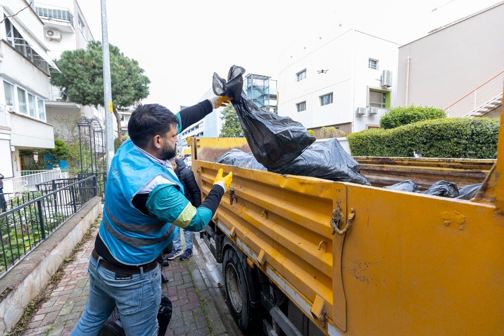 Karşıyaka Belediyesi’nden çöp eve müdahale: 3 ton atık çıkarıldı