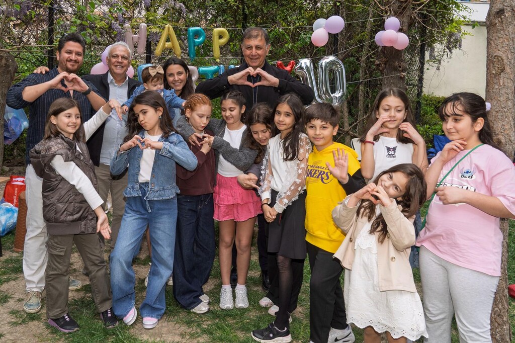 Başkan Tugay’dan Hasanağa Bahçesi’nde sıcak hafta sonu buluşması