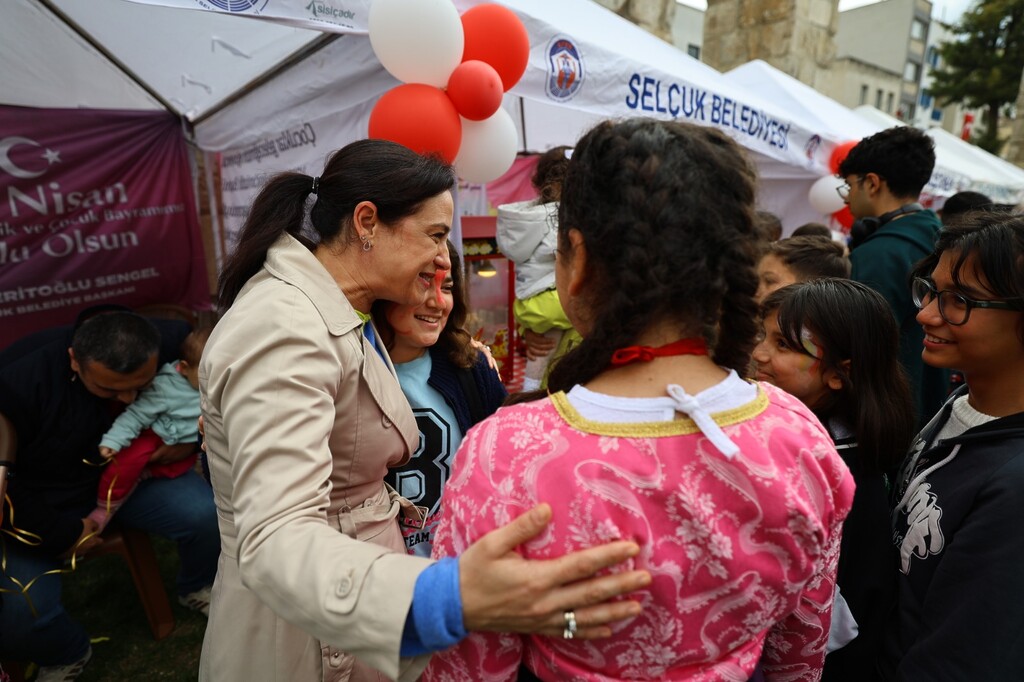 EFES SELÇUK’TA 23 NİSAN COŞKUSU: ÇOCUKLAR BAYRAMLARINI ŞENLİKLE KUTLADI