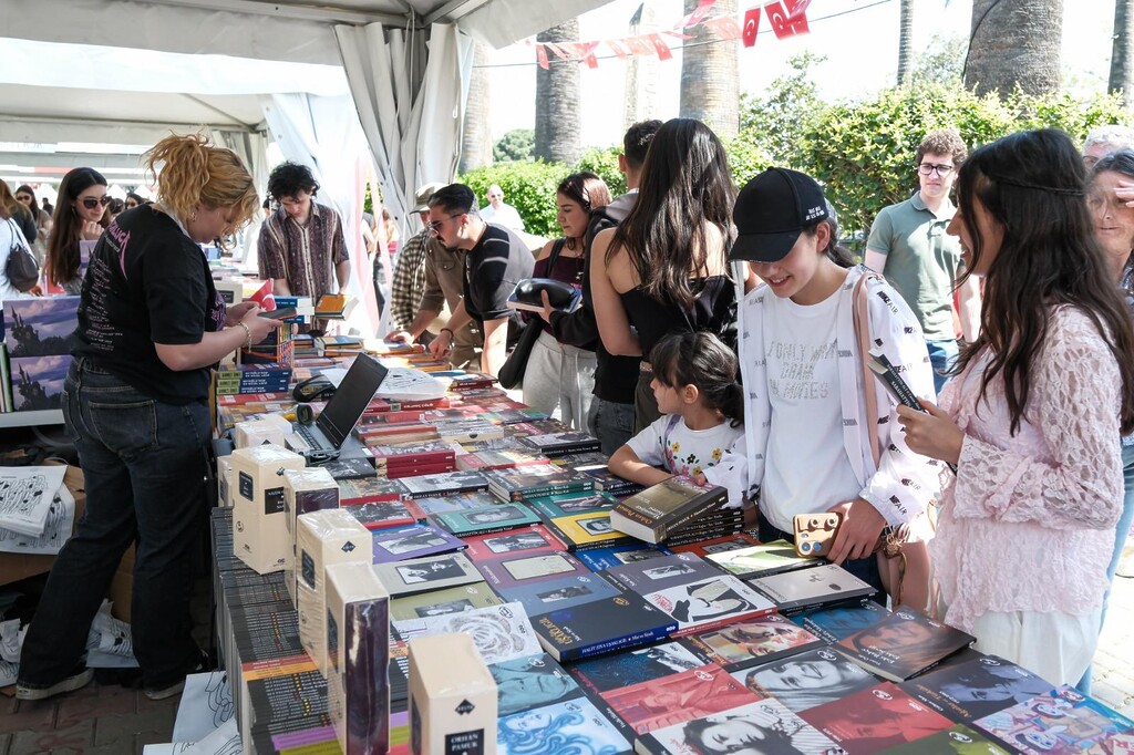 İzmir’de edebiyatın kalbi Kültürpark’ta attı