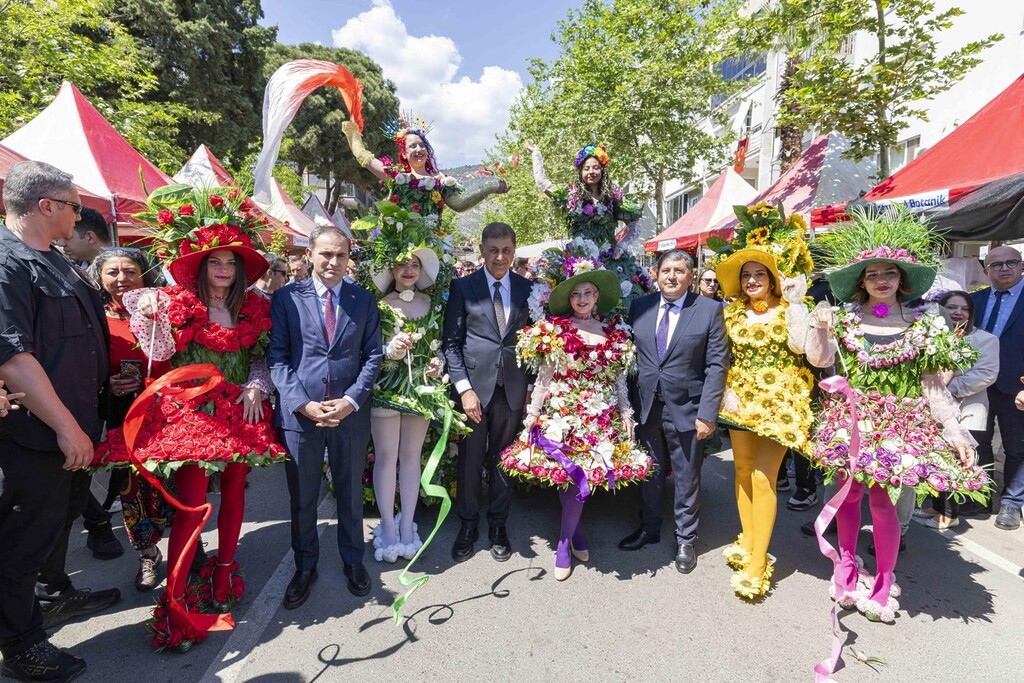 Başkan Tugay: Türkiye, çiftçisiyle, köylüsüyle şifa bulacak