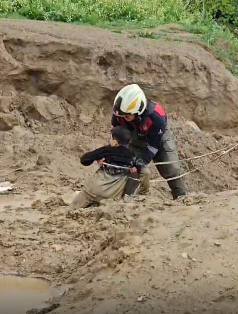 Torbalı’da çamura saplanan iki çocuğu itfaiye kurtardı