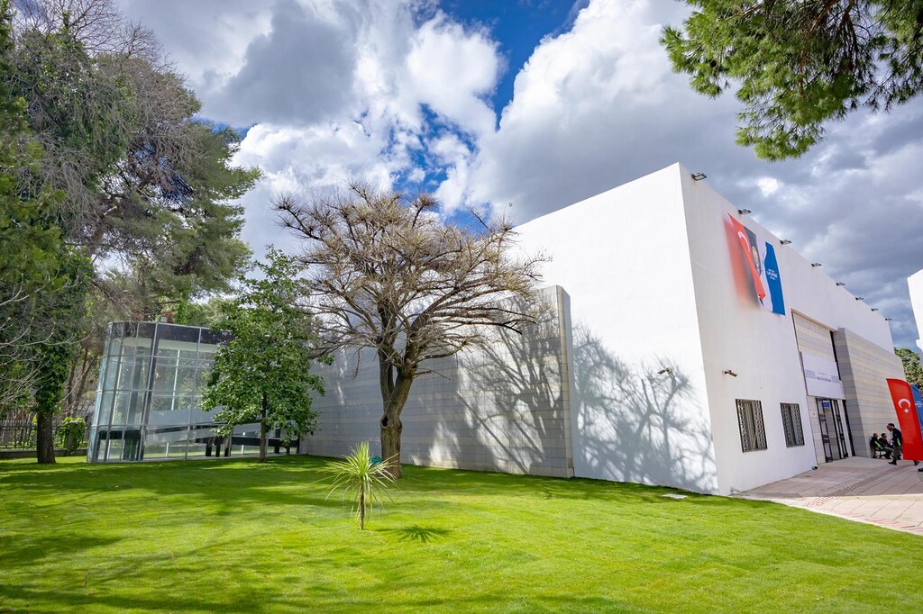 Hasan Ali Yücel Kütüphanesi hizmete girdi