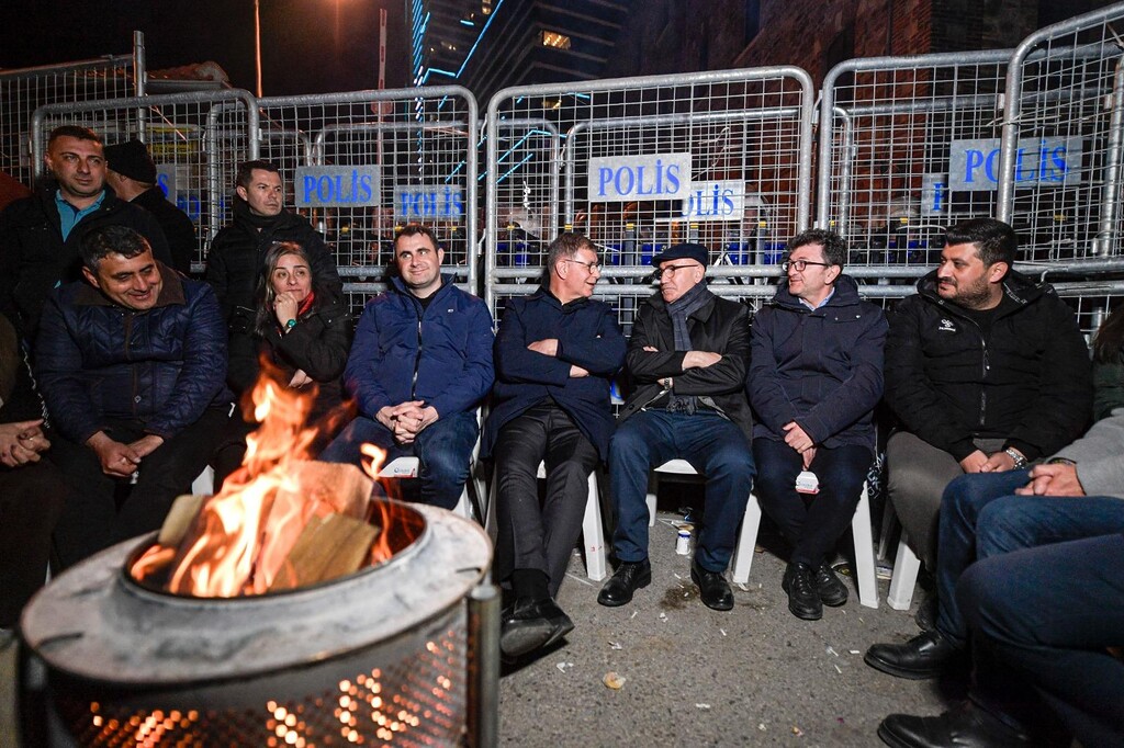 Meslek Fabrikası önünde gece nöbeti