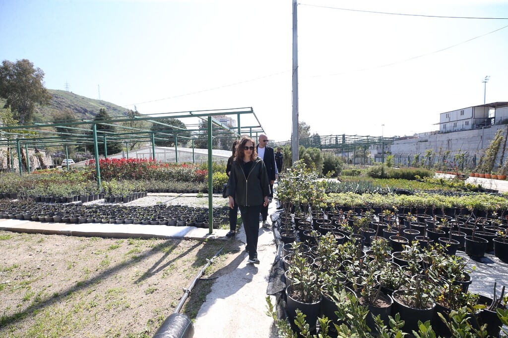 Karşıyaka Belediyesi üretiyor, parklar çiçek açıyor