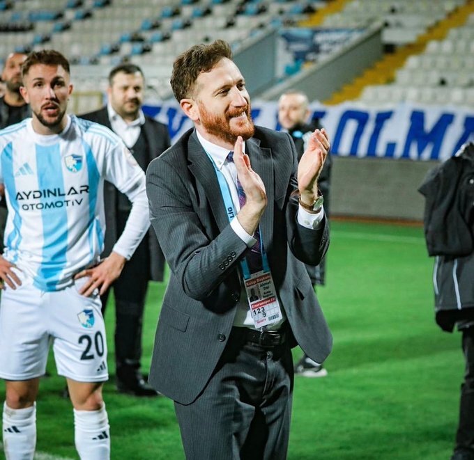 Erzurumspor Başkanı Ahmet Dal, Bodrum FK maçı sonrası şampiyonluğu kutluyor.