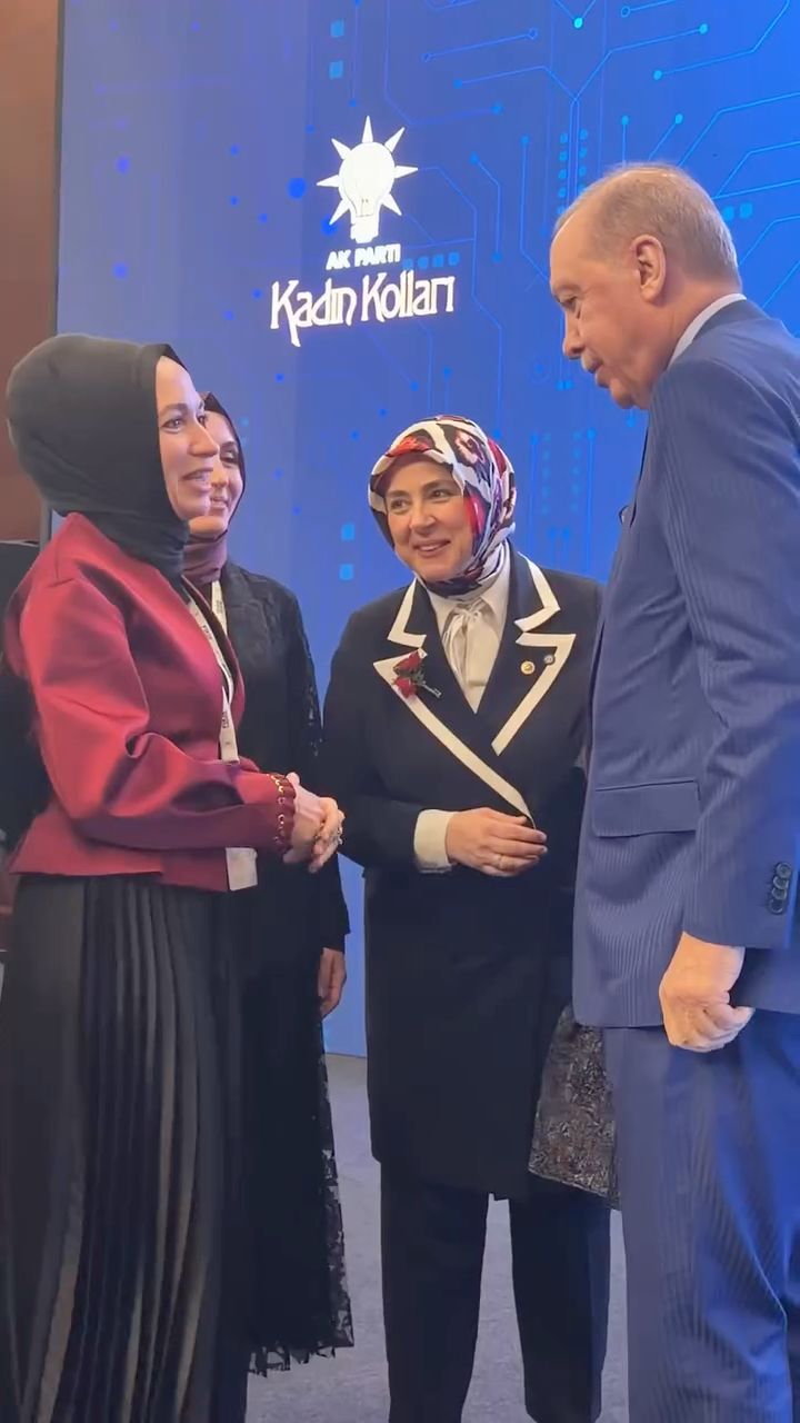 Cumhurbaşkanı Erdoğan, AK Parti Karşıyaka Kadın Kolları Başkanı Ayşe Ümran Erdoğan ile tokalaşırken