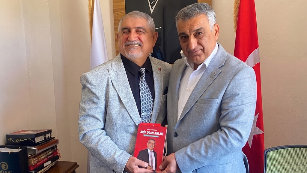 Çiğli Esnaf Odası Başkanı Arif Altıkulaç'tan ADD Çiğli Başkanı Metin Özdemir'e kitap takdimi