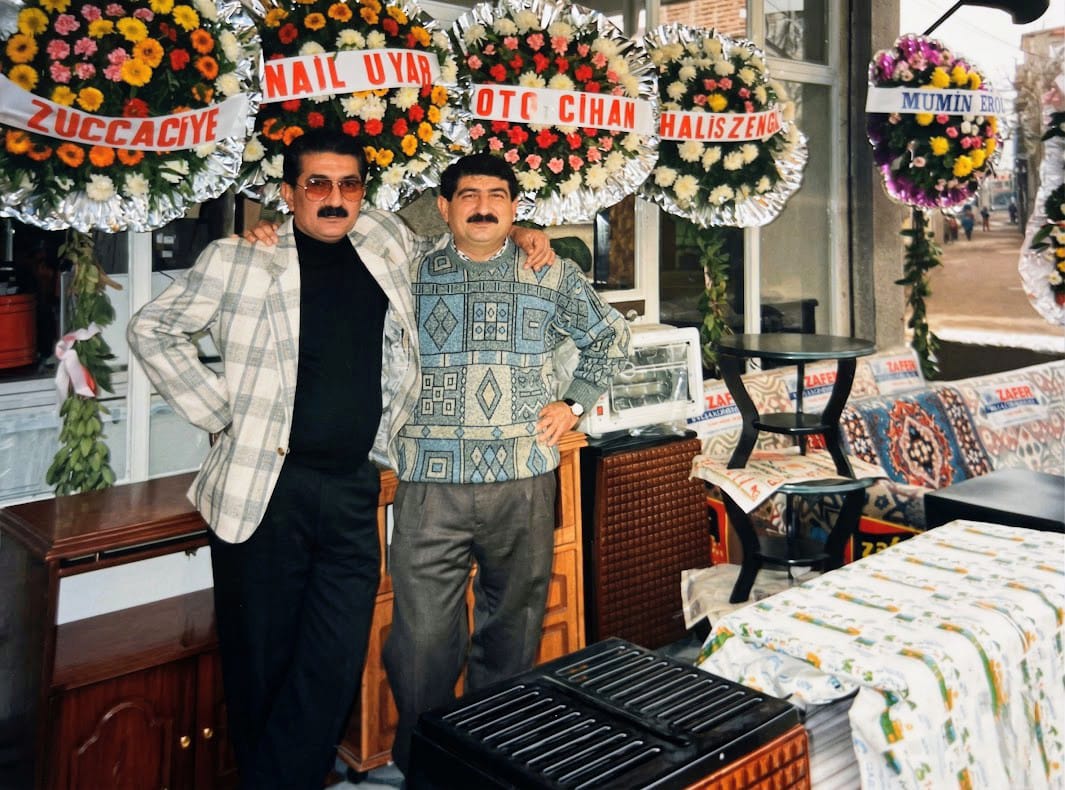 Çiğli Esnaf Odası Başkanı Arif Altıkulaç gençliği, Çiğli yerel esnafları açılış töreni ve kutlama çelenkleri