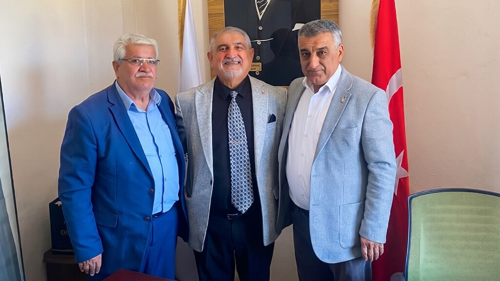 Çiğli'de ADD Başkanı Metin Özdemir, Aydın Okur ve Esnaf Odası Başkanı Arif Altıkulaç dernek binasında.