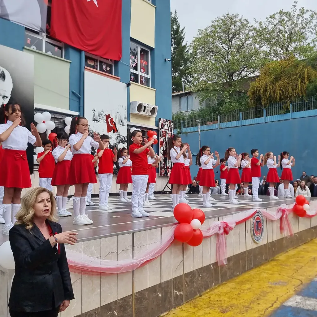 Turan Çakın İlkokulu bahçesinde kurulan platformda, kırmızı-beyaz kostümleriyle koreografilerini sergileyen öğrenciler, izleyicilerden büyük alkış aldı.