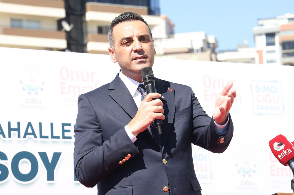 Çiğli Belediye Başkanı Onur Emrah Yıldız, Yılmaz Aksoy Parkı açılış töreninde konuşma yaparken