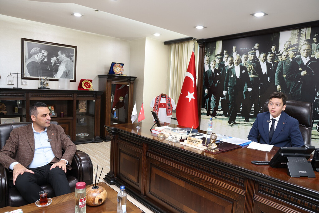 Çiğli Belediye Başkanı Onur Emrah Yıldız'ın makam koltuğunda 23 Nisan dolayısıyla oturan çocuk başkan Kemal Asaf Bağatır.