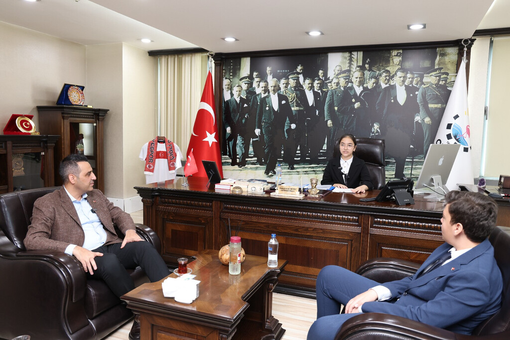 Çiğli Belediye Başkanı Onur Emrah Yıldız, 23 Nisan'da makam koltuğunu devralan Ada Ekici ve diğer çocuk başkanlarla birlikte.