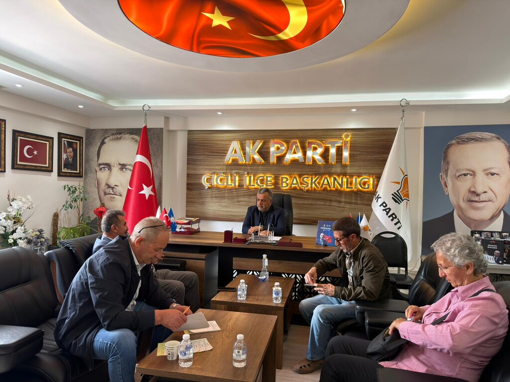 Dursun Ali Kazar ve beraberindeki heyet AK Parti Çiğli İlçe Başkanlığı'nda Oktay Özdemir ile birlikte.