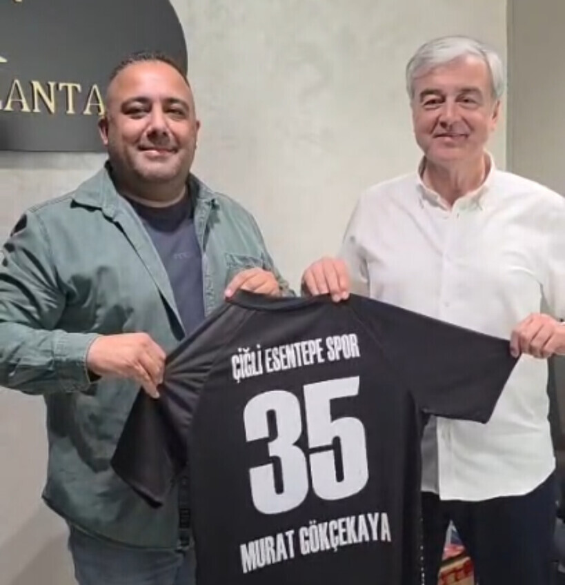 Çiğli Esentepe Spor Antrenörü Uğur Güneş, üzerinde "Murat Gökçekaya" yazılı 35 numaralı formayı iş insanı Murat Gökçekaya’ya takdim ederken.