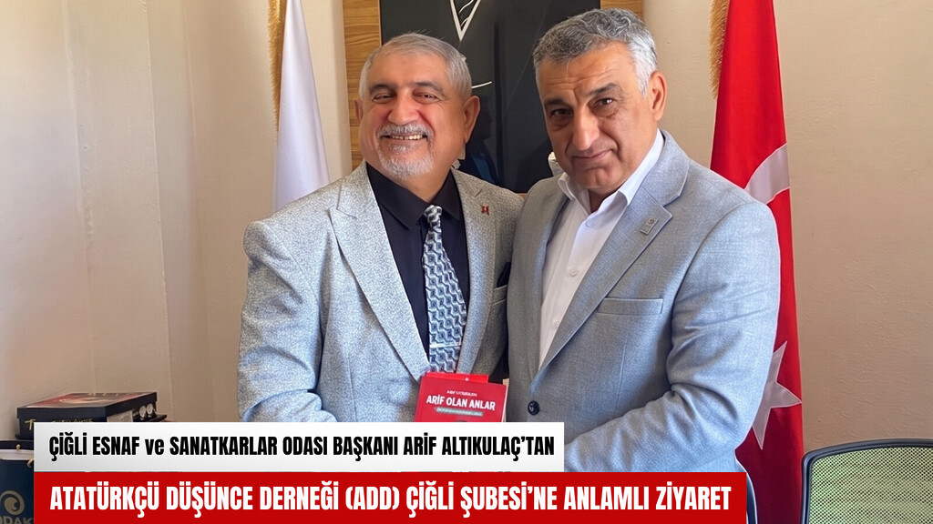 Çiğli Esnaf Odası Başkanı Arif Altıkulaç'ın ADD Çiğli Başkanı Metin Özdemir'e Arif Olan Anlar kitabını takdim ettiği an