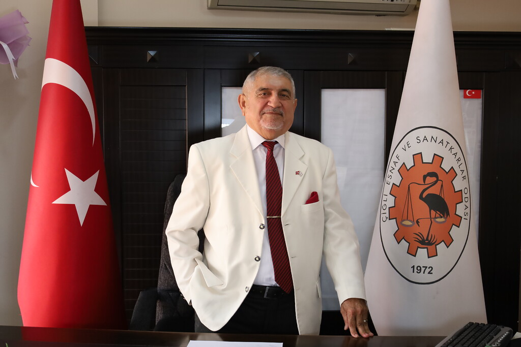 Çiğli Esnaf ve Sanatkarlar Odası Başkanı Arif Altıkulaç makamında resmi fotoğrafı, Çiğli esnaf haberleri.