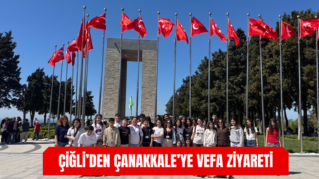 Çiğli Güzeltepe İlk ve Ortaokulu öğrencileri Çanakkale Şehitler Abidesi önünde vefa ziyareti gerçekleştirirken.