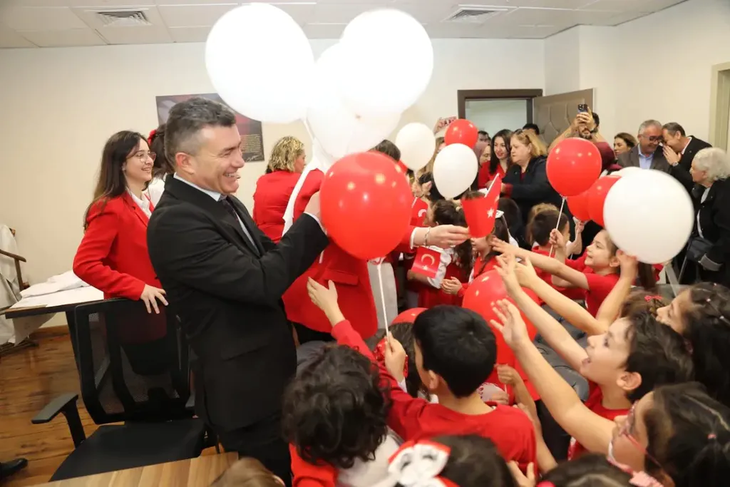 Çiğli Eğitim ve Araştırma Hastanesi Başhekimi Adnan Yamanoğlu 23 Nisan'da çocuklarla balon uçururken