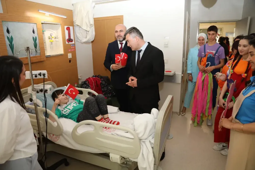 Çiğli Eğitim ve Araştırma Hastanesi Başhekimi Adnan Yamanoğlu'nun 23 Nisan'da hasta yatağındaki çocukla konuşması, Dekan Yekta Öncel'in arkada beklemesi