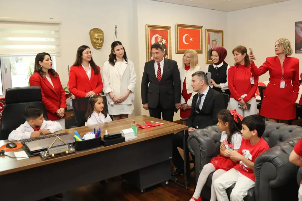 Çiğli Eğitim ve Araştırma Hastanesi'nde çocukların başhekimlik makam koltuğuna oturduğu 23 Nisan töreni