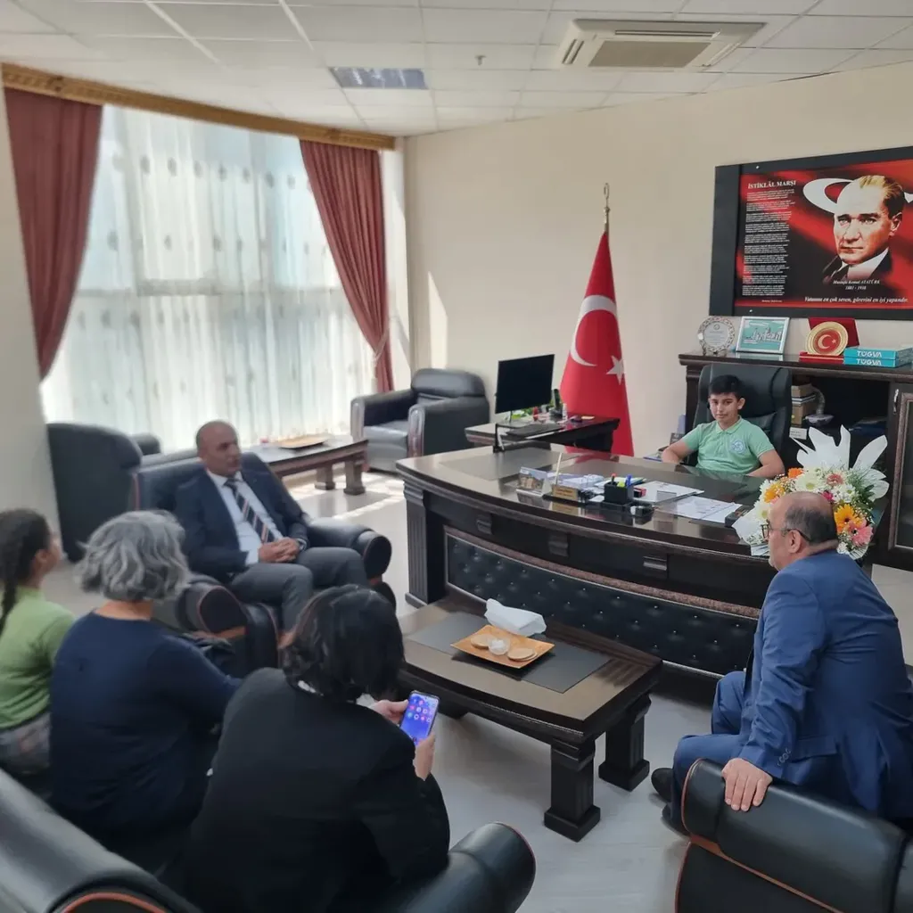 Çiğli İlçe Milli Eğitim Müdürü Şuayip Üner'in makam koltuğunda 23 Nisan töreni kapsamında oturan Büyükçiğli İlkokulu öğrencisinin fotoğrafı