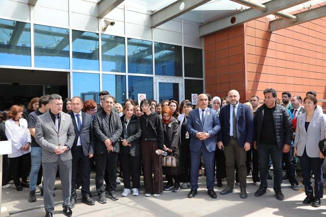 Bakırçay Üniversitesi Rektörü Prof. Dr. Rasim Akpınar İzmir İl Sağlık Müdürü Ayhan Kul ve Doktorlar Dr. Beyza Nur Pürmüş Anma Töreninde