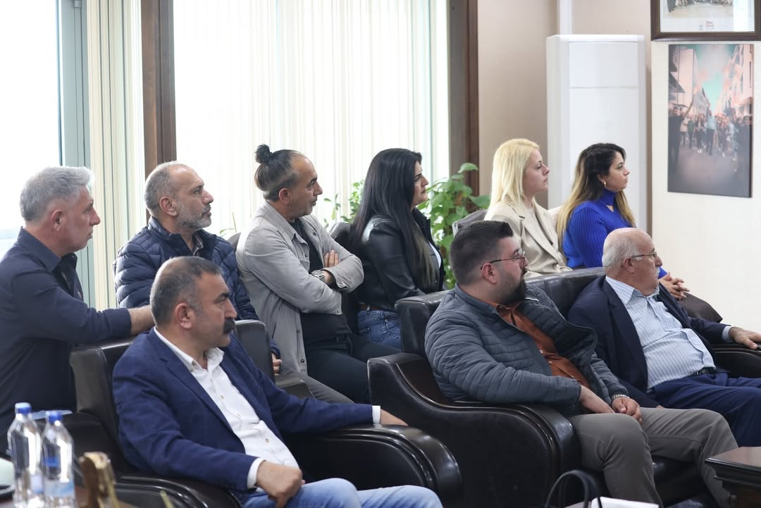 Erkan Akar ve Mertcan Eroğlu CHP Çiğli Belediye projeleri sunumunda.