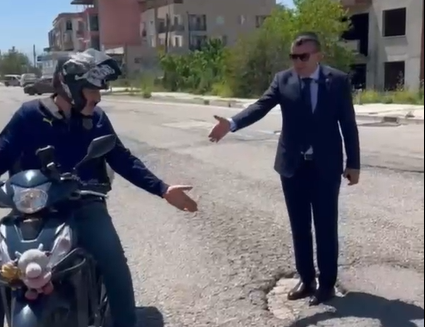 Çiğli Harmandalı'daki çukur sorunu çektiği videoyla anlatan Harbi Kurt'a vatandaşlar teşekkür etti.