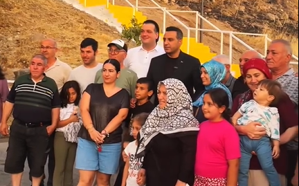 Çiğli Belediye Başkanı Onur Emrah Yıldız, Atatürk Mahallesi Yılmaz Aksoy Parkı'nda mahalle sakinleri ve çocuklarla bir araya gelerek projenin açılış heyecanını paylaşıyor.