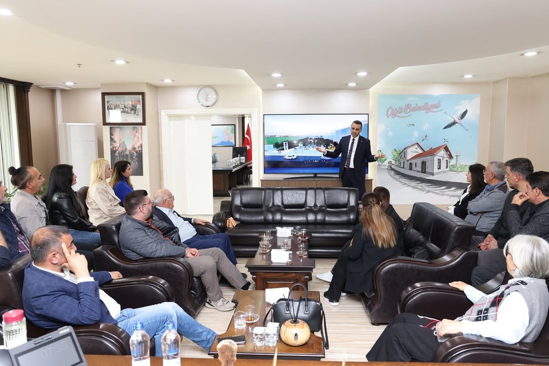 Başkan Onur Emrah Yıldız, Erkan Akar ve Mertcan Eroğlu ile birlikte Çiğli yatırımlarını değerlendiriyor.