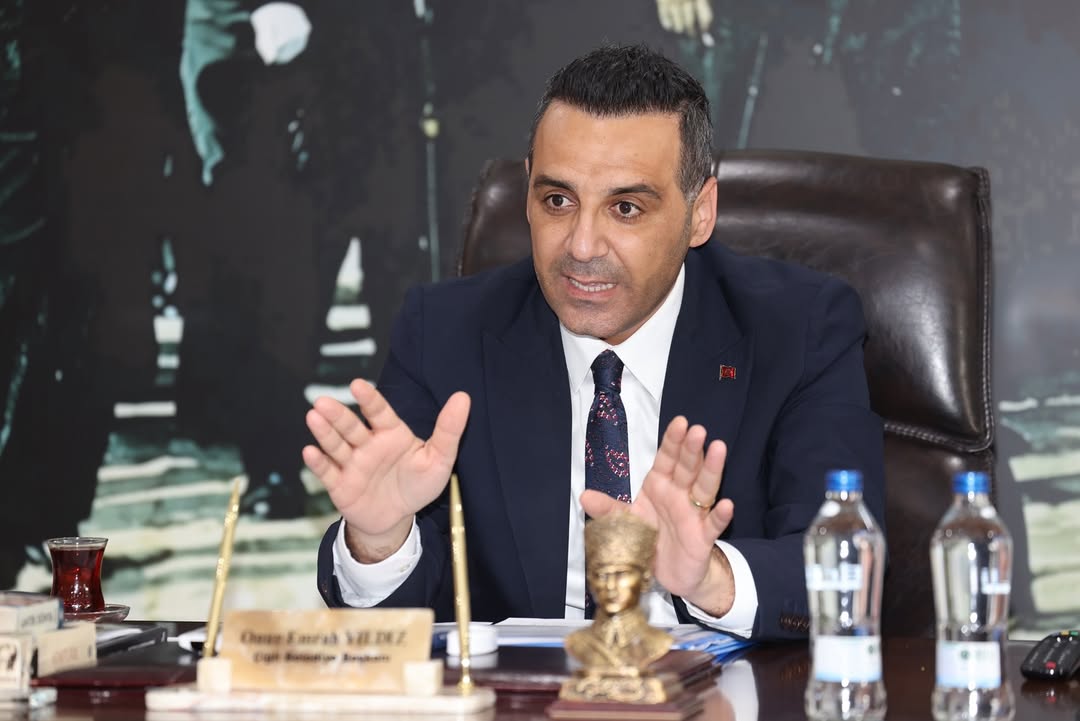 Onur Emrah Yıldız Çiğli Belediyesi yatırım sunumunda açılış müjdesi verirken.