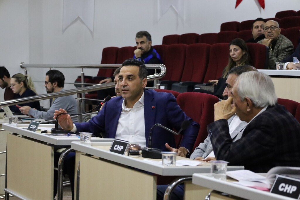 Çiğli Belediye Başkanı Onur Emrah Yıldız, mecliste yaptığı konuşmada sürece yönelik eleştirilere sert yanıt verdi.
