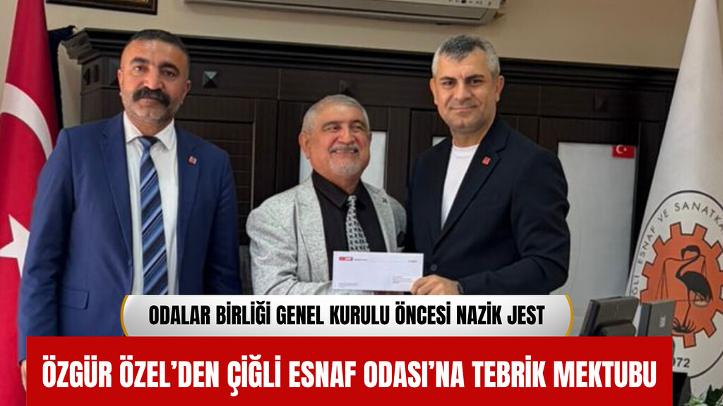 CHP Çiğli İlçe Başkanı Erkan Akar ve CHP İzmir İl Yönetim Kurulu Üyesi Önder Yeşilkaya, Çiğli Esnaf Odası Başkanı Arif Altıkulaç’a CHP Genel Başkanı Özgür Özel’in tebrik mektubunu takdim ederken.