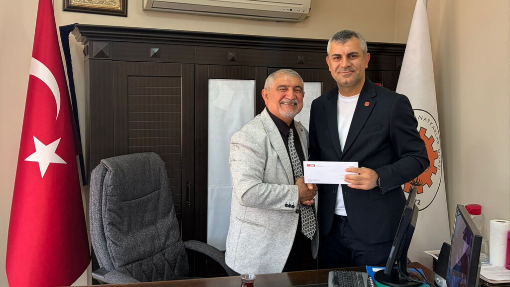 CHP İzmir İl Yönetim Kurulu Üyesi Önder Yeşilkaya, Çiğli Esnaf Odası Başkanı Arif Altıkulaç’a CHP Genel Başkanı Özgür Özel’in tebrik mektubunu takdim ederken.