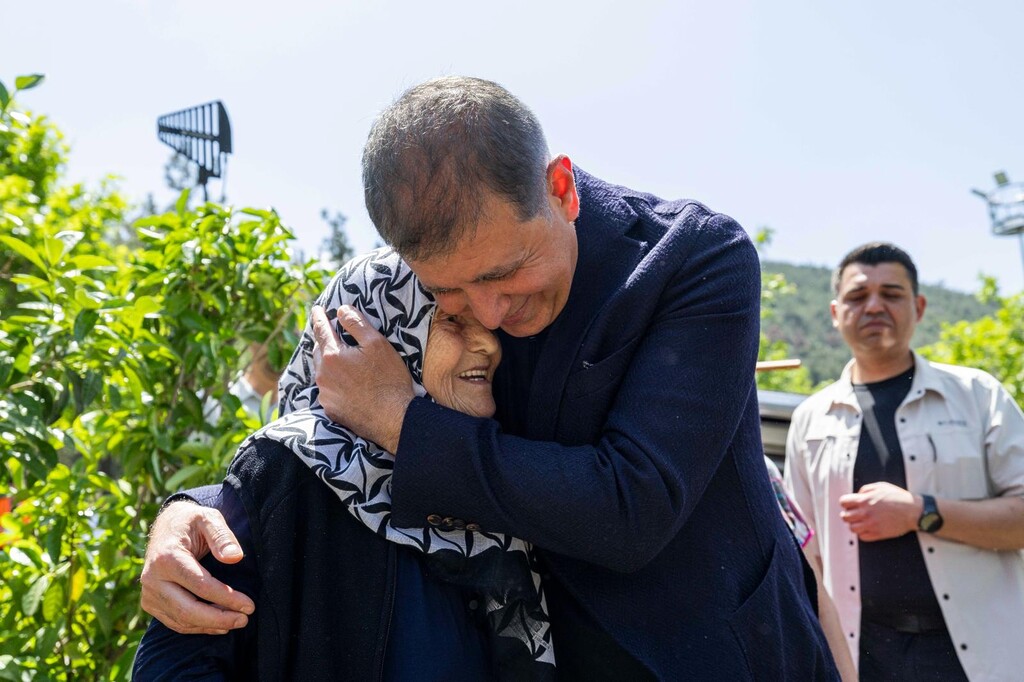 Başkan Tugay’dan Anneler Günü’nde duygulandıran sürpriz