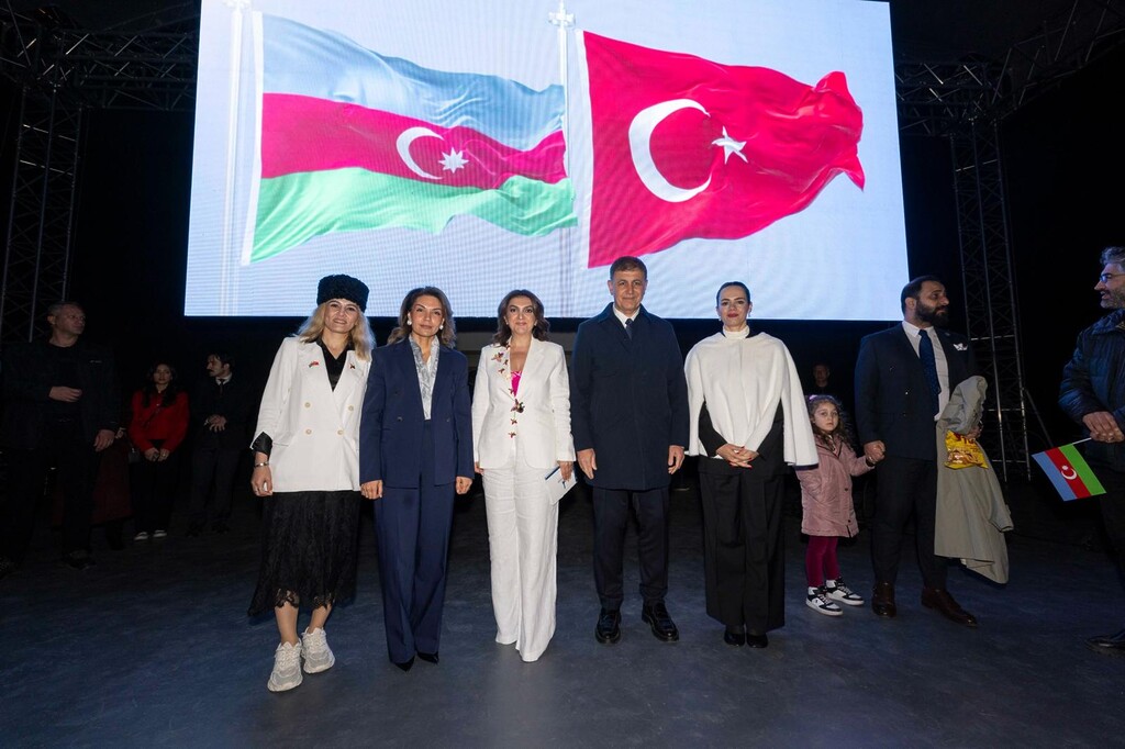 40 yıllık kardeşlik şarkılarla kutlandı
