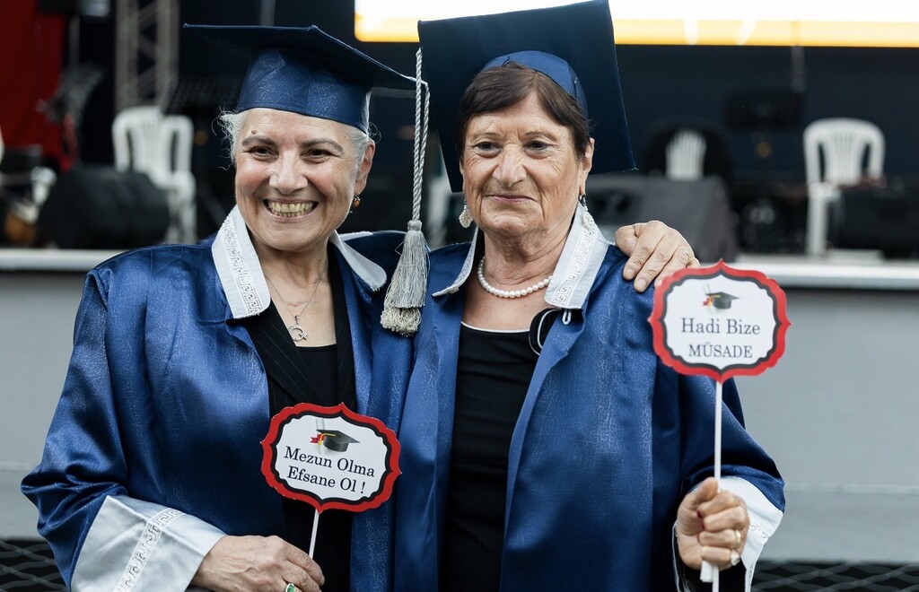 Balçova’da Mezuniyet Coşkusu: 3. Yaş Üniversitesi’nde Kepeler Umuda  Atıldı