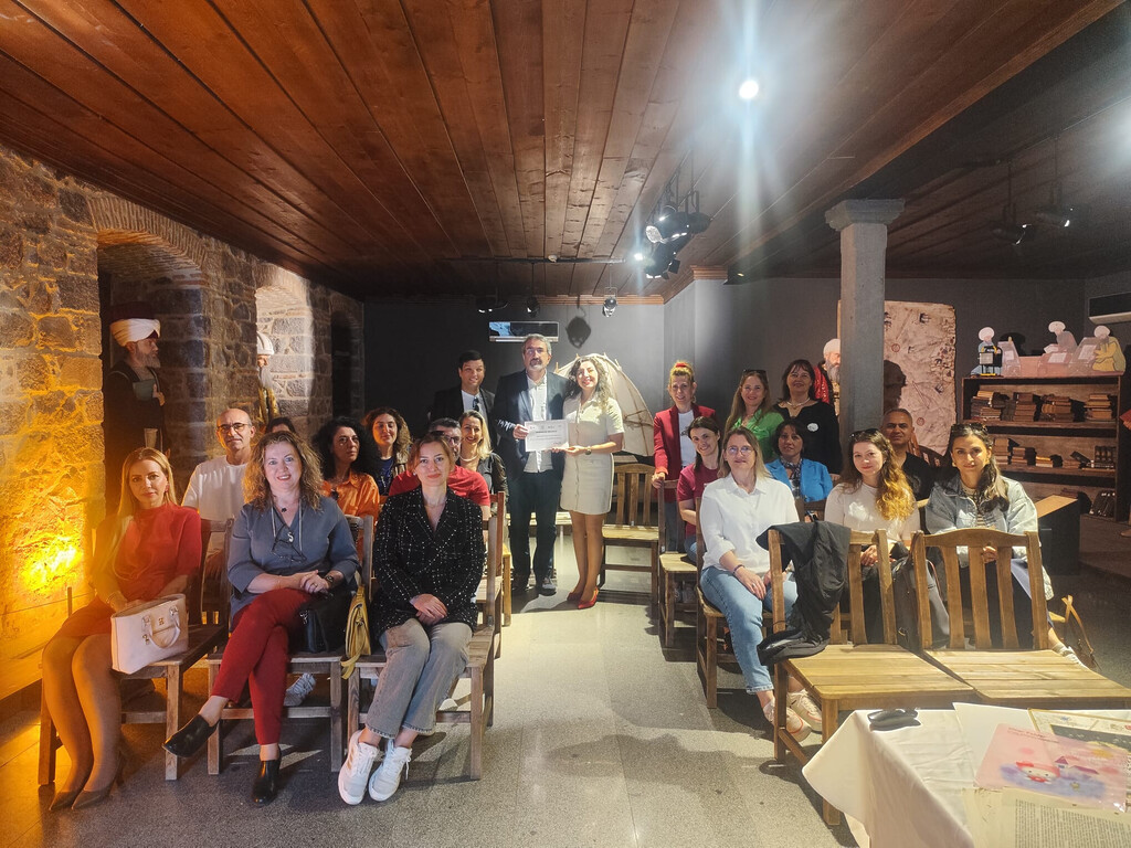 Dr. Öğretim Üyesi Ahmet Mehmetefendioğlu, İzmir Öğretmen Akademileri kapsamında İzmir'in bilinmeyen kahramanlarını anlatırken.