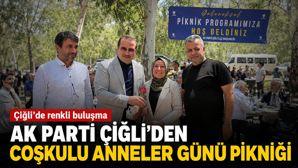AK Parti İzmir Milletvekili Yaşar Kırkpınar, Çiğli İlçe Başkanı Oktay Özdemir ile birlikte Kadın Kolları Başkanı Selma Yolcu'ya çiçek takdim ediyor.