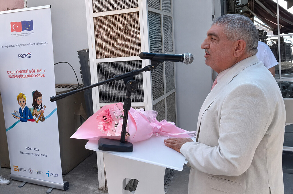 Çiğli Esnaf ve Sanatkarlar Odası Başkanı Arif Altıkulaç, istihdam garantili mesleki eğitim kursunun mezuniyet töreninde kürsüde konuşma yaparken.