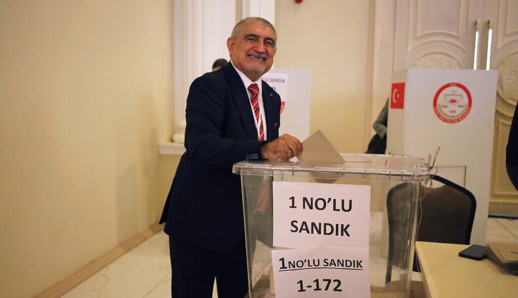 Çiğli Esnaf ve Sanatkarlar Odası Başkanı Arif Altıkulaç İESOB seçimlerinde oy kullanırken.