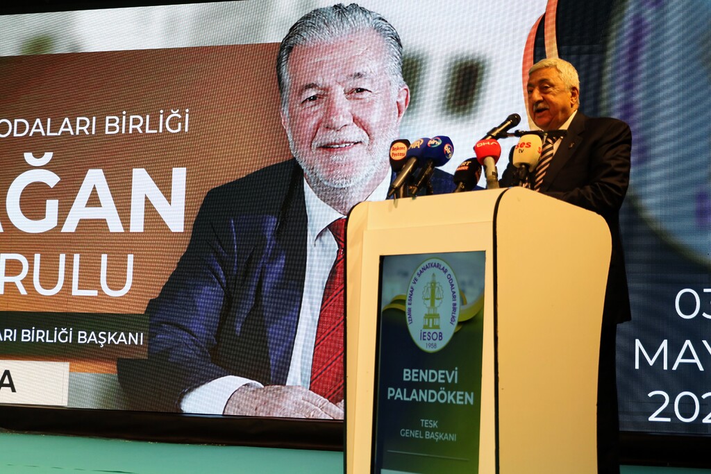 TESK Genel Başkanı Bendevi Palandöken İESOB Genel Kurulu kürsüsünde konuşma yaparken.
